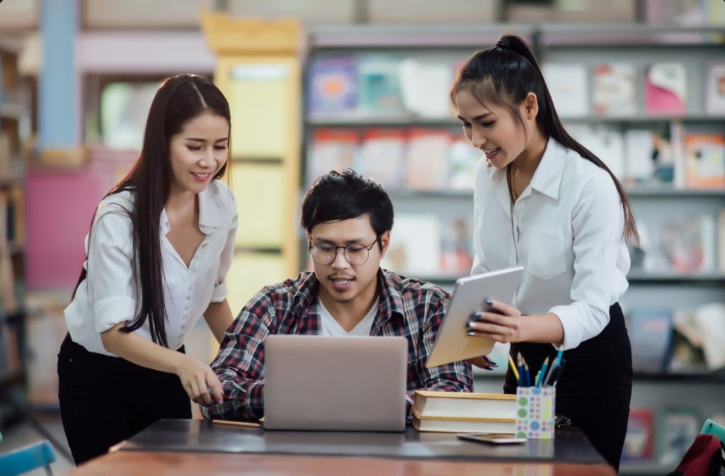 中国教育部副部长黄家和在北京外国语大学和首都经济贸易大学先后主持马来西亚大学英语水平鉴定考试（MUET)中国大专院校考试中心揭牌仪式...